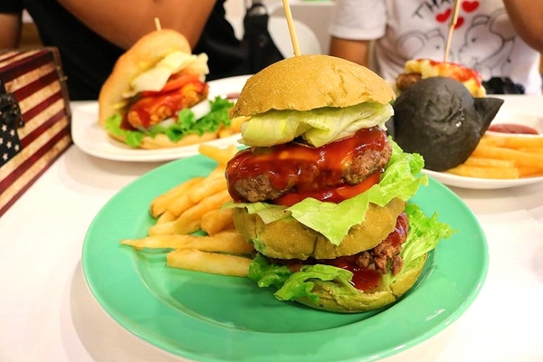 異想空間公仔主題餐廳：【台中美食】台中市異想空間Café.Burger.Toy公仔主題餐廳~各種主題餐點都蠻有特色的，電影迷還有公仔迷們，去巨星包場的用餐環境吃飯，視覺系的享受