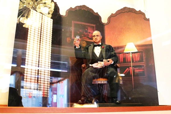 異想空間公仔主題餐廳：【台中美食】台中市異想空間Café.Burger.Toy公仔主題餐廳~各種主題餐點都蠻有特色的，電影迷還有公仔迷們，去巨星包場的用餐環境吃飯，視覺系的享受