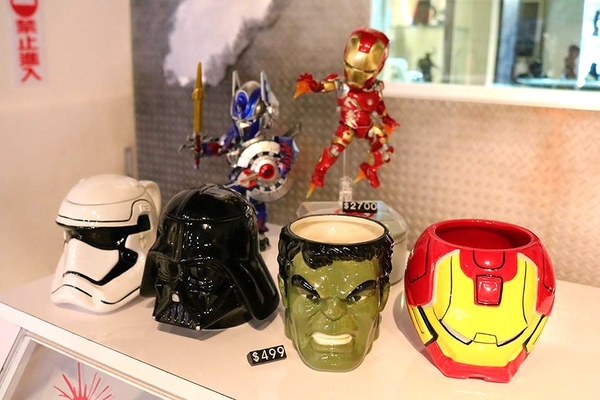 異想空間公仔主題餐廳：【台中美食】台中市異想空間Café.Burger.Toy公仔主題餐廳~各種主題餐點都蠻有特色的，電影迷還有公仔迷們，去巨星包場的用餐環境吃飯，視覺系的享受