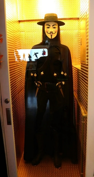 異想空間公仔主題餐廳：【台中美食】台中市異想空間Café.Burger.Toy公仔主題餐廳~各種主題餐點都蠻有特色的，電影迷還有公仔迷們，去巨星包場的用餐環境吃飯，視覺系的享受