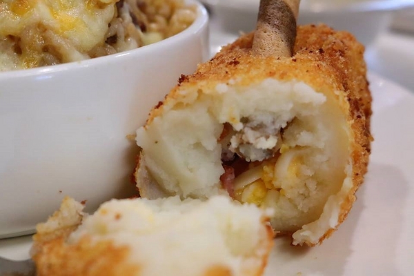 異想空間公仔主題餐廳：【台中美食】台中市異想空間Café.Burger.Toy公仔主題餐廳~各種主題餐點都蠻有特色的，電影迷還有公仔迷們，去巨星包場的用餐環境吃飯，視覺系的享受