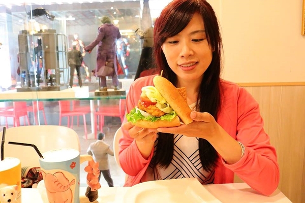 異想空間公仔主題餐廳：【台中美食】台中市異想空間Café.Burger.Toy公仔主題餐廳~各種主題餐點都蠻有特色的，電影迷還有公仔迷們，去巨星包場的用餐環境吃飯，視覺系的享受