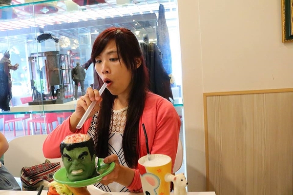 異想空間公仔主題餐廳：【台中美食】台中市異想空間Café.Burger.Toy公仔主題餐廳~各種主題餐點都蠻有特色的，電影迷還有公仔迷們，去巨星包場的用餐環境吃飯，視覺系的享受