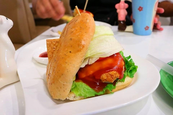 異想空間公仔主題餐廳：【台中美食】台中市異想空間Café.Burger.Toy公仔主題餐廳~各種主題餐點都蠻有特色的，電影迷還有公仔迷們，去巨星包場的用餐環境吃飯，視覺系的享受