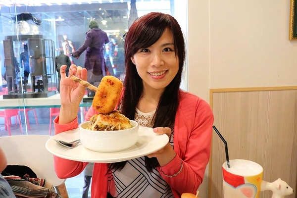 異想空間公仔主題餐廳：【台中美食】台中市異想空間Café.Burger.Toy公仔主題餐廳~各種主題餐點都蠻有特色的，電影迷還有公仔迷們，去巨星包場的用餐環境吃飯，視覺系的享受