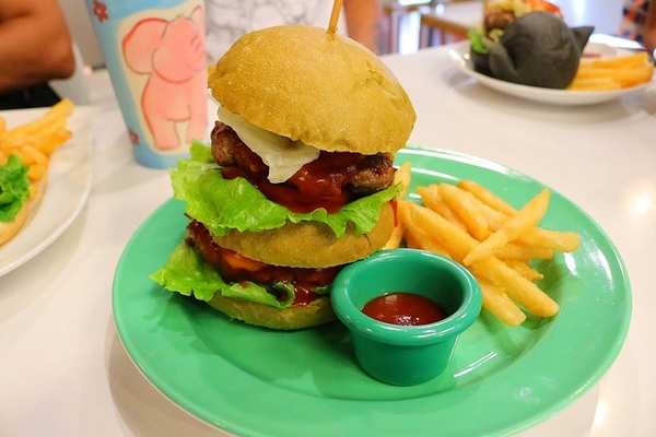 異想空間公仔主題餐廳：【台中美食】台中市異想空間Café.Burger.Toy公仔主題餐廳~各種主題餐點都蠻有特色的，電影迷還有公仔迷們，去巨星包場的用餐環境吃飯，視覺系的享受