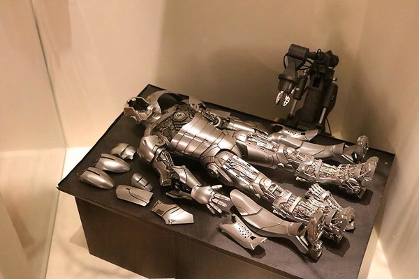 異想空間公仔主題餐廳：【台中美食】台中市異想空間Café.Burger.Toy公仔主題餐廳~各種主題餐點都蠻有特色的，電影迷還有公仔迷們，去巨星包場的用餐環境吃飯，視覺系的享受