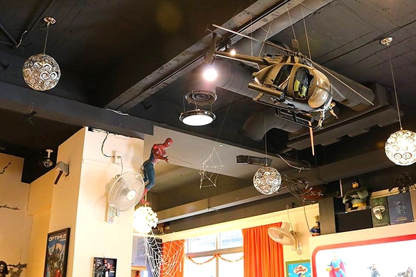 異想空間公仔主題餐廳：【台中美食】台中市異想空間Café.Burger.Toy公仔主題餐廳~各種主題餐點都蠻有特色的，電影迷還有公仔迷們，去巨星包場的用餐環境吃飯，視覺系的享受