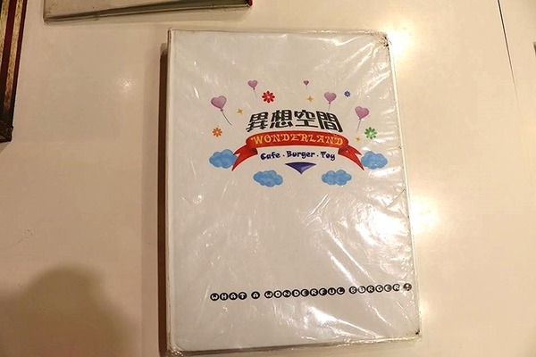 異想空間公仔主題餐廳：【台中美食】台中市異想空間Café.Burger.Toy公仔主題餐廳~各種主題餐點都蠻有特色的，電影迷還有公仔迷們，去巨星包場的用餐環境吃飯，視覺系的享受