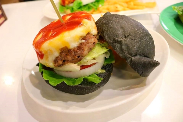 異想空間公仔主題餐廳：【台中美食】台中市異想空間Café.Burger.Toy公仔主題餐廳~各種主題餐點都蠻有特色的，電影迷還有公仔迷們，去巨星包場的用餐環境吃飯，視覺系的享受