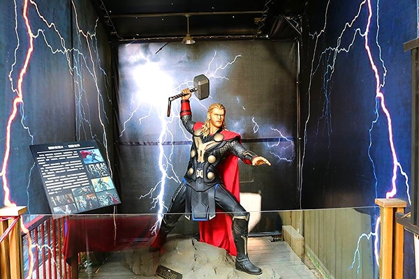 異想空間公仔主題餐廳：【台中美食】台中市異想空間Café.Burger.Toy公仔主題餐廳~各種主題餐點都蠻有特色的，電影迷還有公仔迷們，去巨星包場的用餐環境吃飯，視覺系的享受