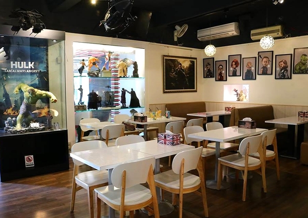 異想空間公仔主題餐廳：【台中美食】台中市異想空間Café.Burger.Toy公仔主題餐廳~各種主題餐點都蠻有特色的，電影迷還有公仔迷們，去巨星包場的用餐環境吃飯，視覺系的享受