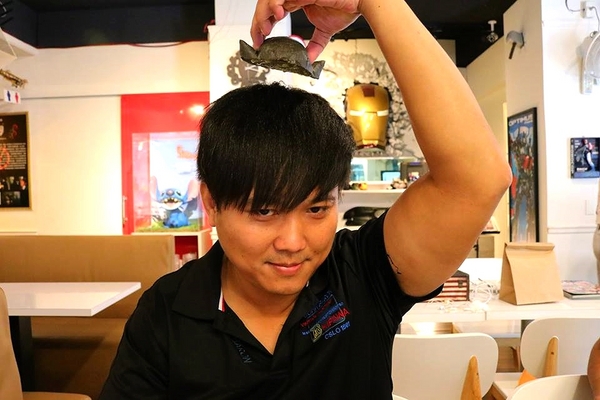 異想空間公仔主題餐廳：【台中美食】台中市異想空間Café.Burger.Toy公仔主題餐廳~各種主題餐點都蠻有特色的，電影迷還有公仔迷們，去巨星包場的用餐環境吃飯，視覺系的享受