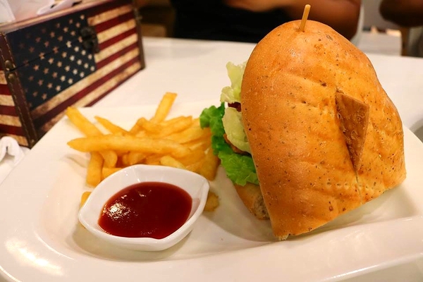 異想空間公仔主題餐廳：【台中美食】台中市異想空間Café.Burger.Toy公仔主題餐廳~各種主題餐點都蠻有特色的，電影迷還有公仔迷們，去巨星包場的用餐環境吃飯，視覺系的享受