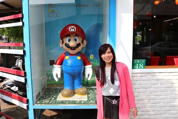 異想空間公仔主題餐廳：【台中美食】台中市異想空間Café.Burger.Toy公仔主題餐廳~各種主題餐點都蠻有特色的，電影迷還有公仔迷們，去巨星包場的用餐環境吃飯，視覺系的享受