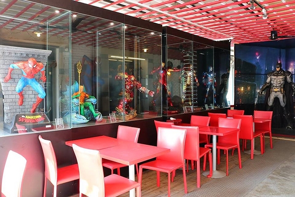 異想空間公仔主題餐廳：【台中美食】台中市異想空間Café.Burger.Toy公仔主題餐廳~各種主題餐點都蠻有特色的，電影迷還有公仔迷們，去巨星包場的用餐環境吃飯，視覺系的享受