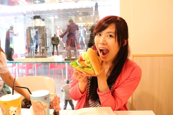 異想空間公仔主題餐廳：【台中美食】台中市異想空間Café.Burger.Toy公仔主題餐廳~各種主題餐點都蠻有特色的，電影迷還有公仔迷們，去巨星包場的用餐環境吃飯，視覺系的享受