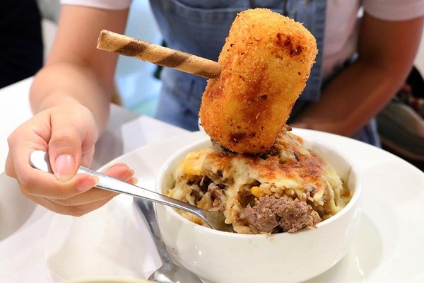 異想空間公仔主題餐廳：【台中美食】台中市異想空間Café.Burger.Toy公仔主題餐廳~各種主題餐點都蠻有特色的，電影迷還有公仔迷們，去巨星包場的用餐環境吃飯，視覺系的享受