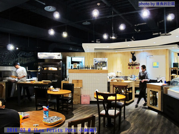 小銅鍋義式餐廳(德安誠品店):(台南。東區美食)『Les Petits Pots 小銅鍋』餐點精緻美味,環境舒適靜謐,讓你享受一段浪漫的好食光。/ 經典甜點(舒芙蕾)給您甜蜜又溫熱的味蕾享受!