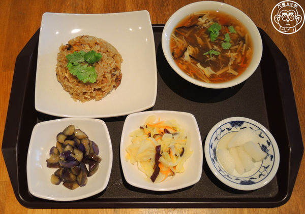 花蓮阿桂油飯(嚴玉桂食堂)：呷飽祙【花蓮･阿桂油飯】懷舊店面裡吃油飯配麵線