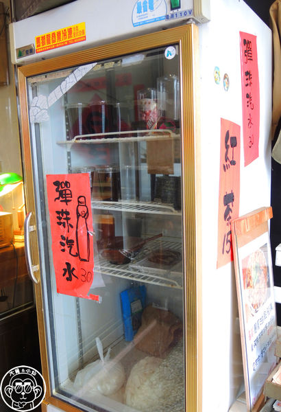 花蓮阿桂油飯(嚴玉桂食堂)：呷飽祙【花蓮･阿桂油飯】懷舊店面裡吃油飯配麵線