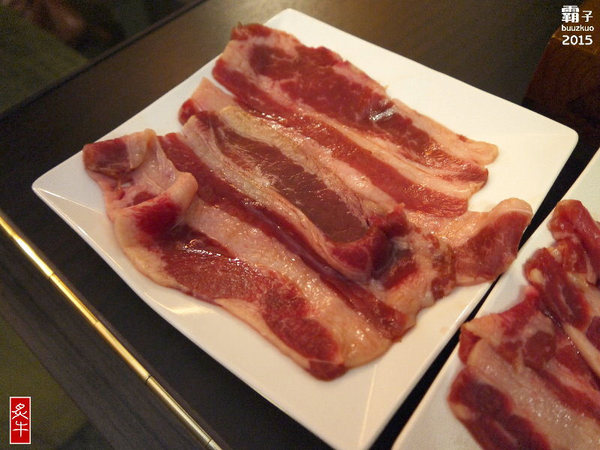 炙牛食創堂Flaming Bull:炙牛食創堂,一碗麵裡有炙燒肉片還有軟嫩的牛肉塊,雙重享受的牛肉麵!