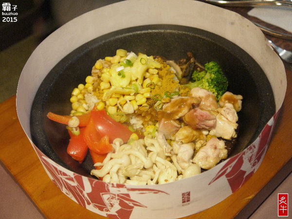 炙牛食創堂Flaming Bull:炙牛食創堂,一碗麵裡有炙燒肉片還有軟嫩的牛肉塊,雙重享受的牛肉麵!