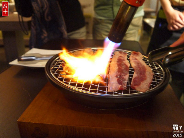 炙牛食創堂Flaming Bull:炙牛食創堂,一碗麵裡有炙燒肉片還有軟嫩的牛肉塊,雙重享受的牛肉麵!