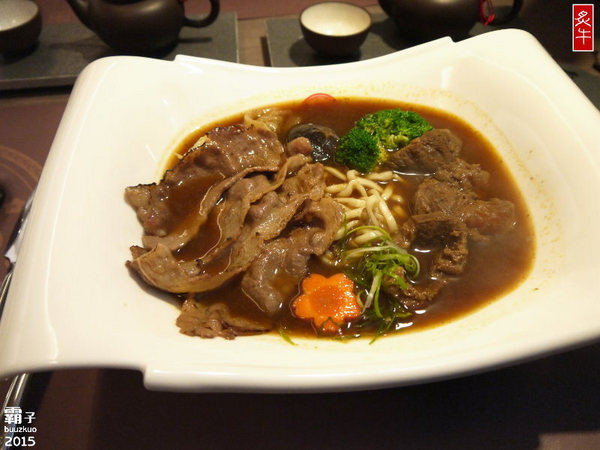 炙牛食創堂Flaming Bull:炙牛食創堂,一碗麵裡有炙燒肉片還有軟嫩的牛肉塊,雙重享受的牛肉麵!