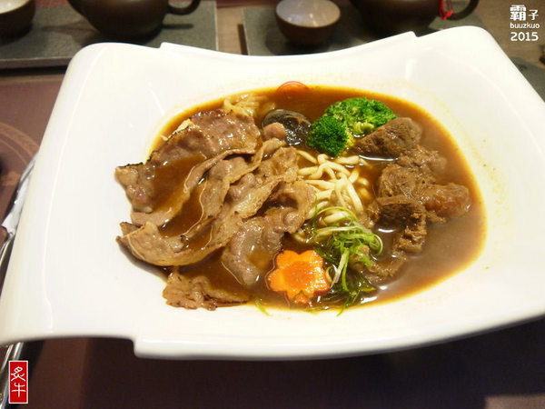 炙牛食創堂Flaming Bull:炙牛食創堂,一碗麵裡有炙燒肉片還有軟嫩的牛肉塊,雙重享受的牛肉麵!