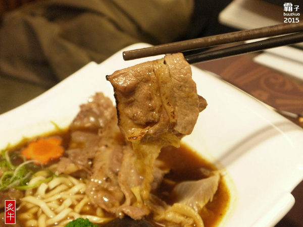 炙牛食創堂Flaming Bull:炙牛食創堂,一碗麵裡有炙燒肉片還有軟嫩的牛肉塊,雙重享受的牛肉麵!