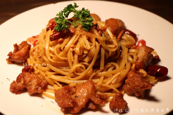 tame moose：台北，中山人氣名店『tame moose』療癒焙鍋鬆餅/大眼怪拉花/巷弄排隊美食