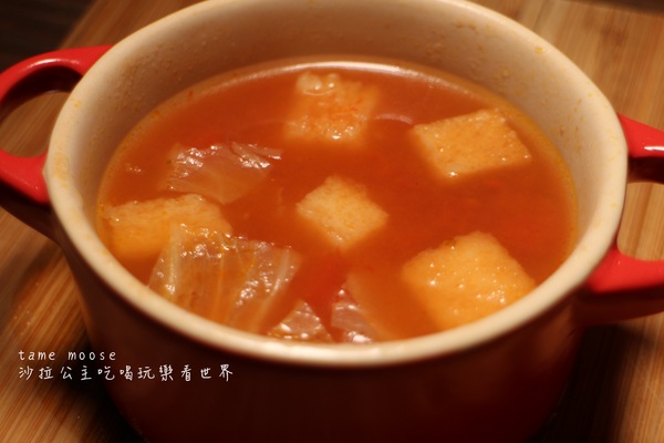 tame moose：台北，中山人氣名店『tame moose』療癒焙鍋鬆餅/大眼怪拉花/巷弄排隊美食