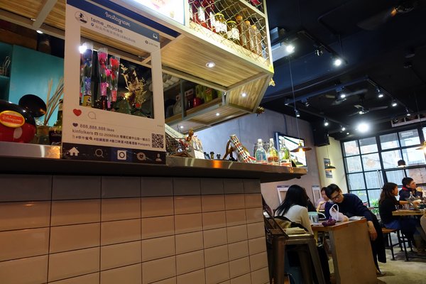 tame moose:(胖樺食記)捷運中山站下午茶”tame moose泰姆西餐小館”,可愛大眼怪/三眼怪抹茶拿鐵可愛獨特,焙鍋鬆餅創意十足