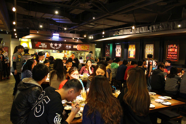 乾杯 (台南安平店)：[台南]大口吃肉+氣氛high翻 乾杯安平店