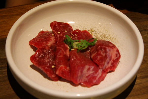 乾杯 (台南安平店)：[台南]大口吃肉+氣氛high翻 乾杯安平店