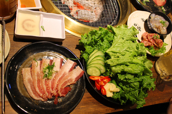 乾杯 (台南安平店)：[台南]大口吃肉+氣氛high翻 乾杯安平店