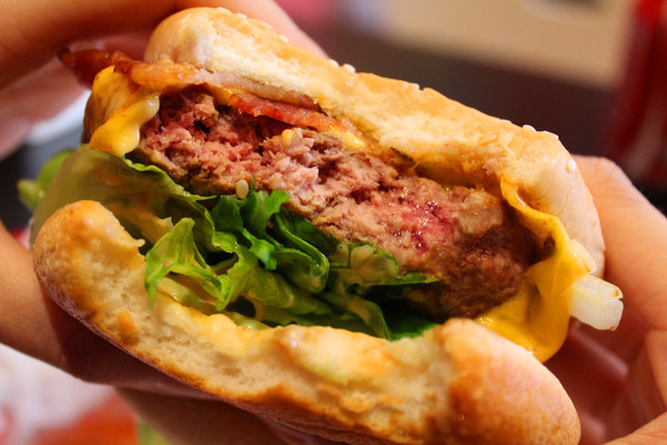 公不一漢堡店「這是一間漢堡店」：[台南]手工漢堡肉 大口吃肉的滿足 公不一漢堡店「這是一間漢堡店」