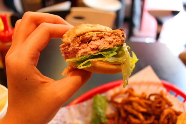 公不一漢堡店「這是一間漢堡店」：[台南]手工漢堡肉 大口吃肉的滿足 公不一漢堡店「這是一間漢堡店」