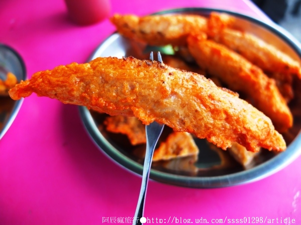 傘兵旗魚黑輪：【美食特搜。屏東市】傘兵旗魚黑輪。料好實在的旗魚黑輪一吃就愛上