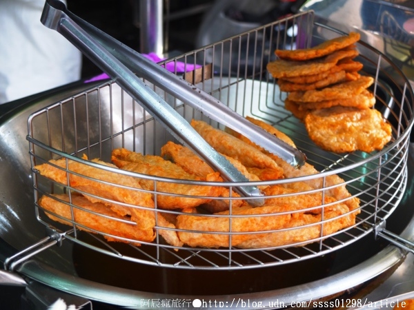 傘兵旗魚黑輪：【美食特搜。屏東市】傘兵旗魚黑輪。料好實在的旗魚黑輪一吃就愛上