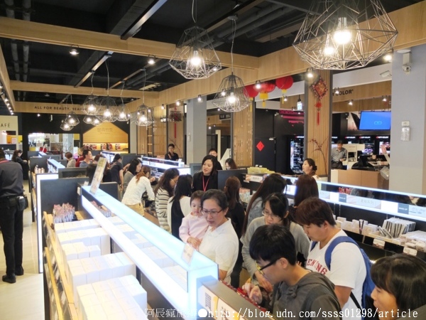 台鉅美妝觀光工廠(TJ COS):【旅行遊記。台南仁德區】台鉅美妝觀光工廠(邀稿文)。全台第一家彩妝專業觀光工廠 平價時尚玩美天堂