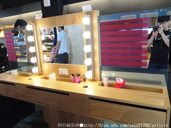 台鉅美妝觀光工廠(TJ COS):【旅行遊記。台南仁德區】台鉅美妝觀光工廠(邀稿文)。全台第一家彩妝專業觀光工廠 平價時尚玩美天堂