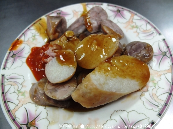 上讚肉圓大腸粉腸:【美食特搜。屏東市】上讚肉圓。炸肉圓配上招牌粉腸大腸,這樣吃相當perfect