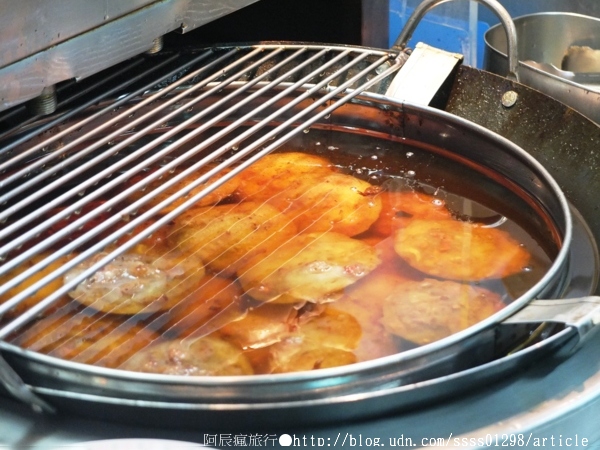 上讚肉圓大腸粉腸:【美食特搜。屏東市】上讚肉圓。炸肉圓配上招牌粉腸大腸,這樣吃相當perfect