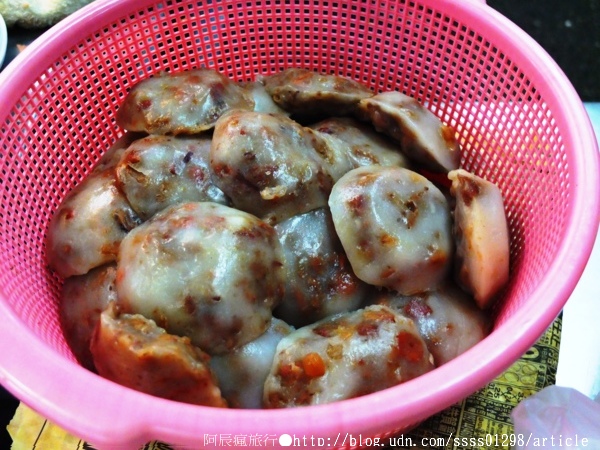 上讚肉圓大腸粉腸:【美食特搜。屏東市】上讚肉圓。炸肉圓配上招牌粉腸大腸,這樣吃相當perfect