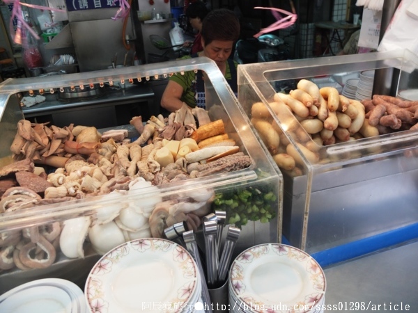 上讚肉圓大腸粉腸:【美食特搜。屏東市】上讚肉圓。炸肉圓配上招牌粉腸大腸,這樣吃相當perfect