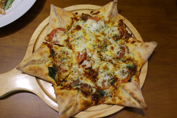 AM&PM洋食館-巨蛋店：[高雄]手工現做麵包x星星披薩 平價大滿足 AM&PM洋食館-巨蛋店