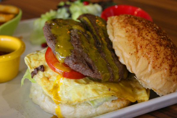 AM&PM洋食館-巨蛋店：[高雄]手工現做麵包x星星披薩 平價大滿足 AM&PM洋食館-巨蛋店