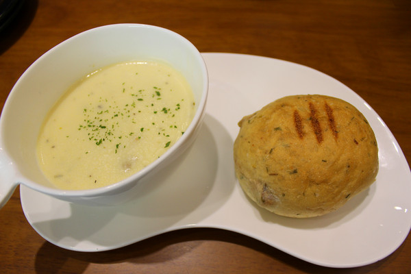 AM&PM洋食館-巨蛋店：[高雄]手工現做麵包x星星披薩 平價大滿足 AM&PM洋食館-巨蛋店